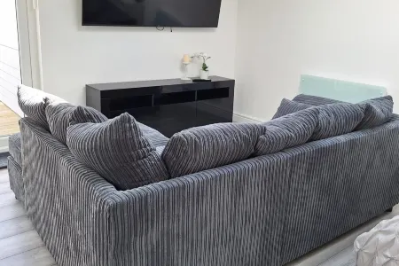 Lodge - Sleeps 2 - Pet Friendly - Parking - Patio