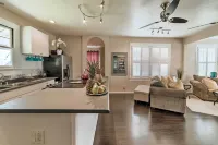 Hawaiian Hideaway w/ Yard < 2 Miles to Hilo Bay!