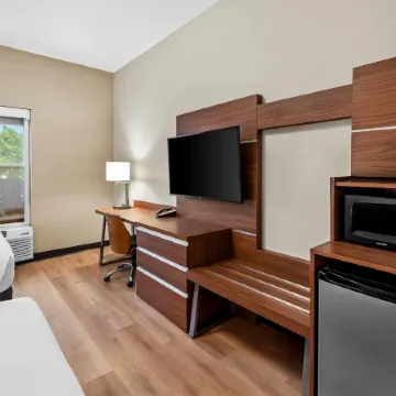 Days Inn & Suites by Wyndham Fort Myers Near JetBlue Park