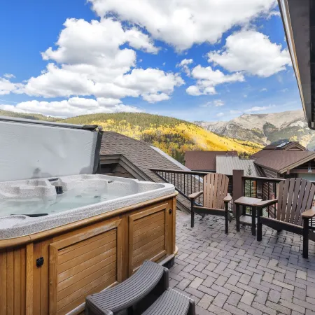 Beautiful Executive Ski-in Ski-Out Rooftop Hot Tub - LR962 by RedAwning