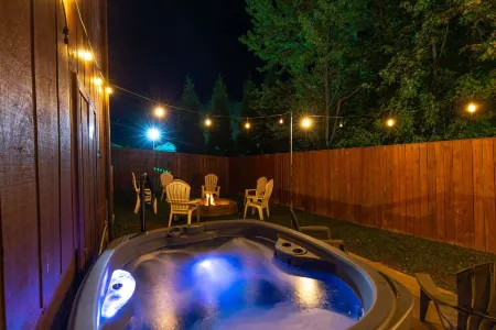 Hot Tub + Fire Pit + Corn Hole + BBQ + Game Room + Spa Bath
