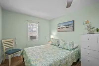 "Sand Dollar Suites" Suite 4: A Short Stroll from Our Sandy Shores!