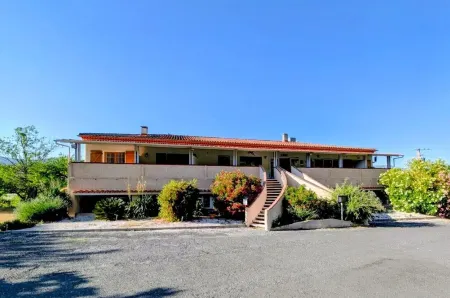 Hôtel Restaurant Mas le Châtelet Отели в г. Лане