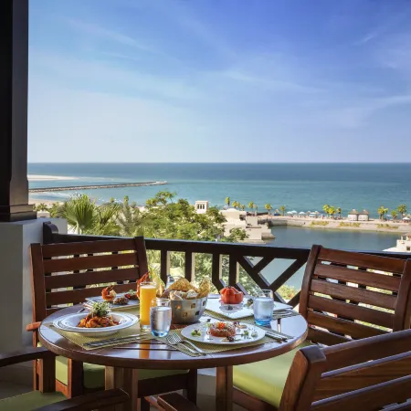 The Cove Rotana Resort - Ras Al Khaima Отели рядом с достопримечательностью «Городской пляж»