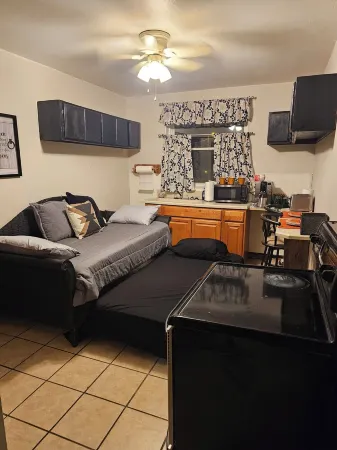 Loft 3 1-bedroom apartment in terrific Logan with Wi-Fi, AC Отели в г. Логан