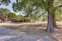 Charming Lake Retreat w/ Patio & Boat Parking! - Parkplatz