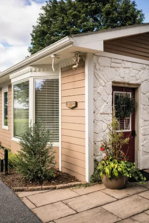 Newly renovated Carriage House, on lovely property near Intercourse, PA