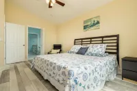Galveston Bay Views and Pier! San Leon Gulf Getaway