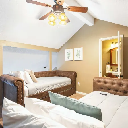 Branson Getaway - Condo for 6 in Epic Location!
