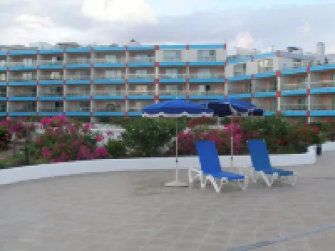 Tropical Gem! Watch Jets Fly into Airport+Ocean Beach+Garden Views+Many Perks!!!