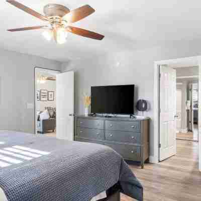 Great Escape II - Resort Style 2 Bdr Condo on Golf Course w/ Pool! Rooms