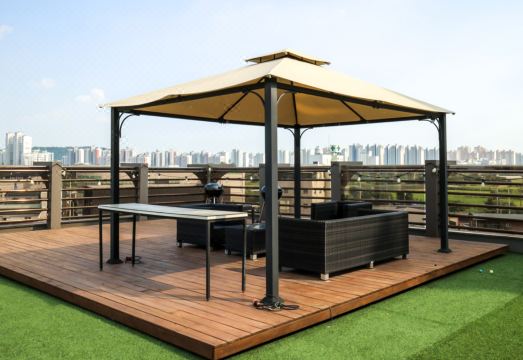 [화성 스테이 13의 넓은 객실 공간]