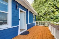 1 Mi to Dtwn Coos Bay: Sleek Apt w/ Deck & Views! - 3-Star