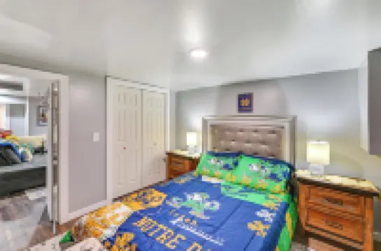 Game Day Made Easy! Apt 2 Mi to Notre Dame Stadium Hotels in 