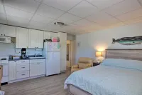 Atlantic Beach Studio w/ Community Pool! - Parkplatz