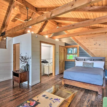 Luxe Jasper Cabin w/ Deck + Blue Ridge Mtn Views!