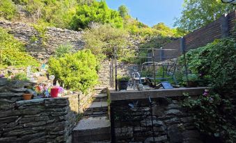 2 Bed House - Sleeps 3 - Garden - Parking - Wifi