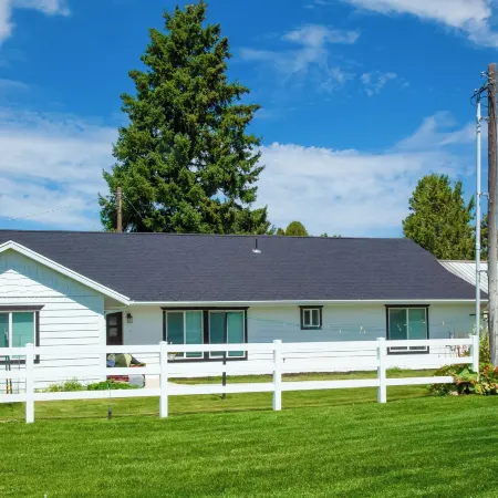 Cozy + Chic Abode ~ 11 Mi to Bloomington Lake