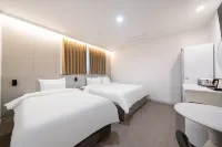 Daejeon Dunsan Gallery Hotels near Tanbang Station