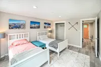 Mtn-View Deck and Fire Pit Modern Gold Bar Escape - Homestays