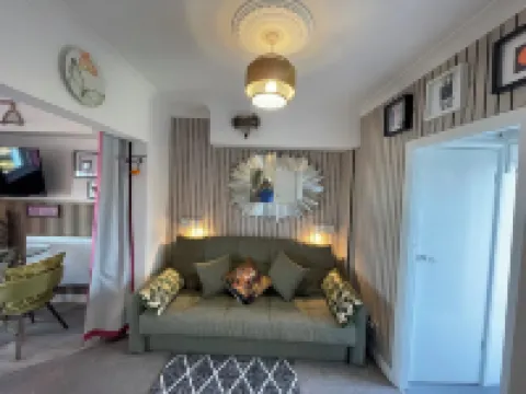 "The Quirky" Seafront Apartment