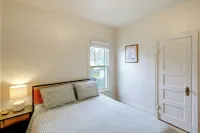 Walk to Nightlife District! Omaha Benson Bungalow - Homestays