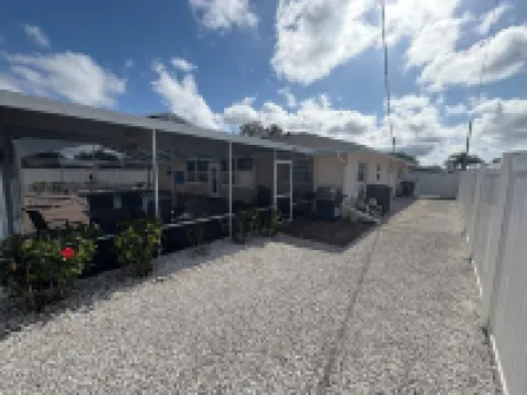 Contemporary Remodeled, minutes from beach!