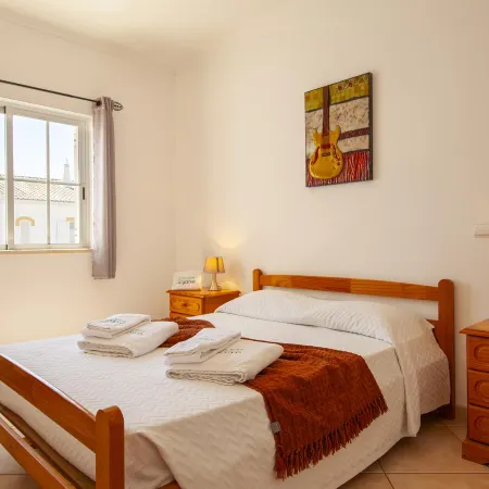 FF 02 - Bedroom 2 in Sea Breeze Guesthouse Отели рядом с достопримечательностью «Пляж Луш»