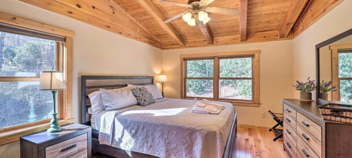 4 Mi to Sugar Mtn: 'Rocky Creek Cabin' w/ Hot Tub Hotéis em Avery County