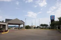Motel 6 Lake Charles, La - Bãi đậu xe