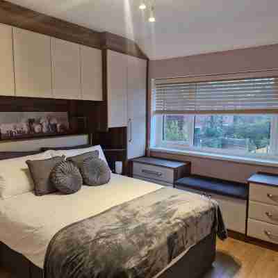 3 bed house, sleeps 5, near airport and town, outside parking free Others