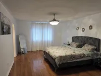 Beautiful three bedroom house in Pickering Hotels in Пікерінг
