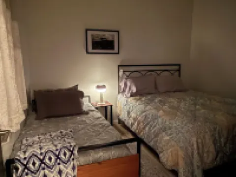 Brand New, Modern, Private, and Cozy 430 sq. ft Apartment Across from City Park! モブリッジのホテル