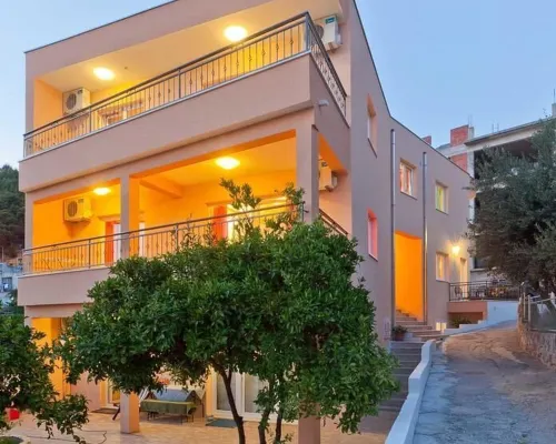 Apartments Branka Hotels in Podgora