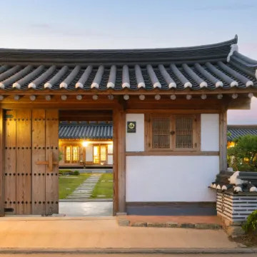 Gyeongju Wadamjung Hanok Pension Отели рядом с достопримечательностью «Храм Сундокджон»