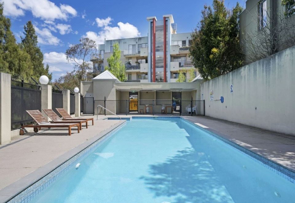 Spacious 3-bed Townhouse in Coburg Images