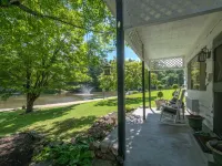 Stone Studio Lakefront Pool Access Hotéis em Flat Rock