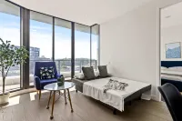 Modern 2BR Apt w Parking Near Melbourne Central