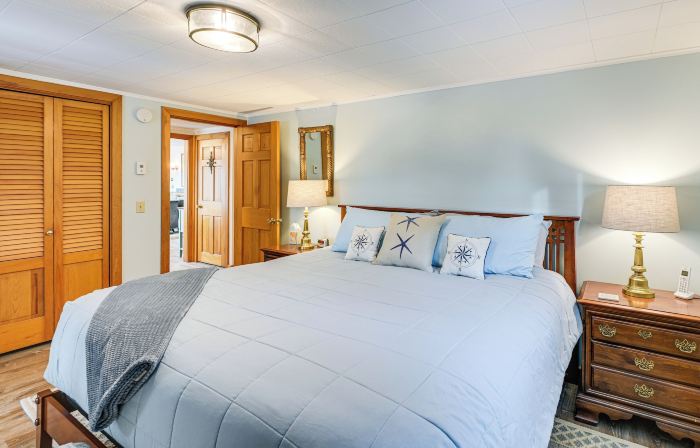 Walk to Pigeon Hill Bay: Coastal Maine Cottage
