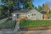 Walk to Shipyard: Bremerton Home w/ Patio! - 3つ星