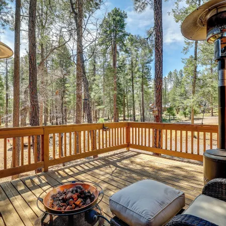 Escape to Alpine! Outstanding Cabin w/ Deck & Yard