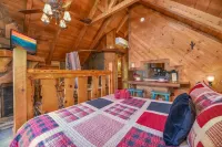 Cute Studio Cabin! Views! Private. Hot Tub. Relax! - balcony