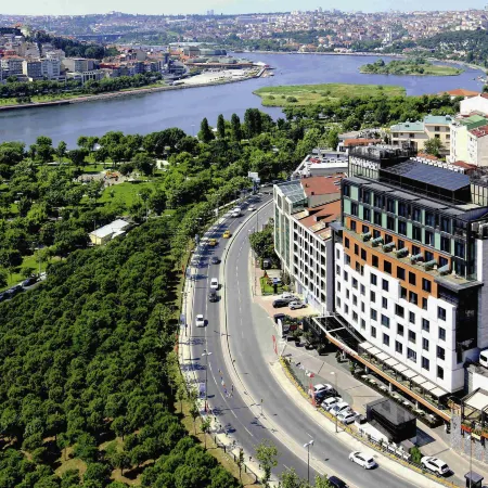 Mövenpick Hotel Istanbul Golden Horn Отели рядом с достопримечательностью «Университет Bilgi»