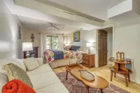 Waterfront Lake Barkley Home w/ Deck & Fire Pit! - balcón