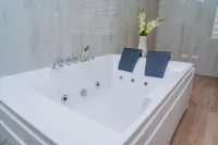 Royale Jazz Hotel - Hot Tub
