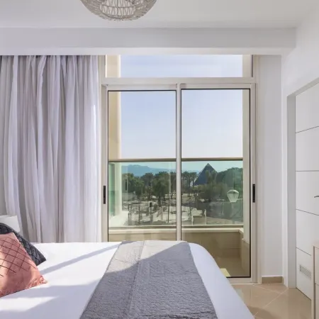 Mamad - Bright Eilat Escape with Balcony n Pool