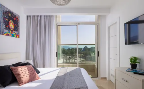 Mamad - Bright Eilat Escape with Balcony n Pool - 3-Star