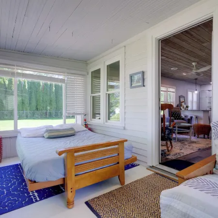Cute Cottage Getaway; Walk to Lake and Town