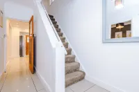 Spacious 3 Bed Home - Ideal for Business Stays - Hot Tub