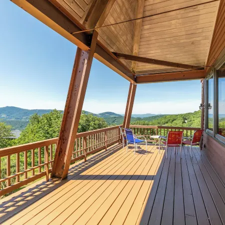 Endless Vistas 4BR With Stunning Views and Close Proximity to Town